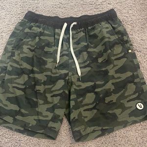 Men’s green camo Vuori short L